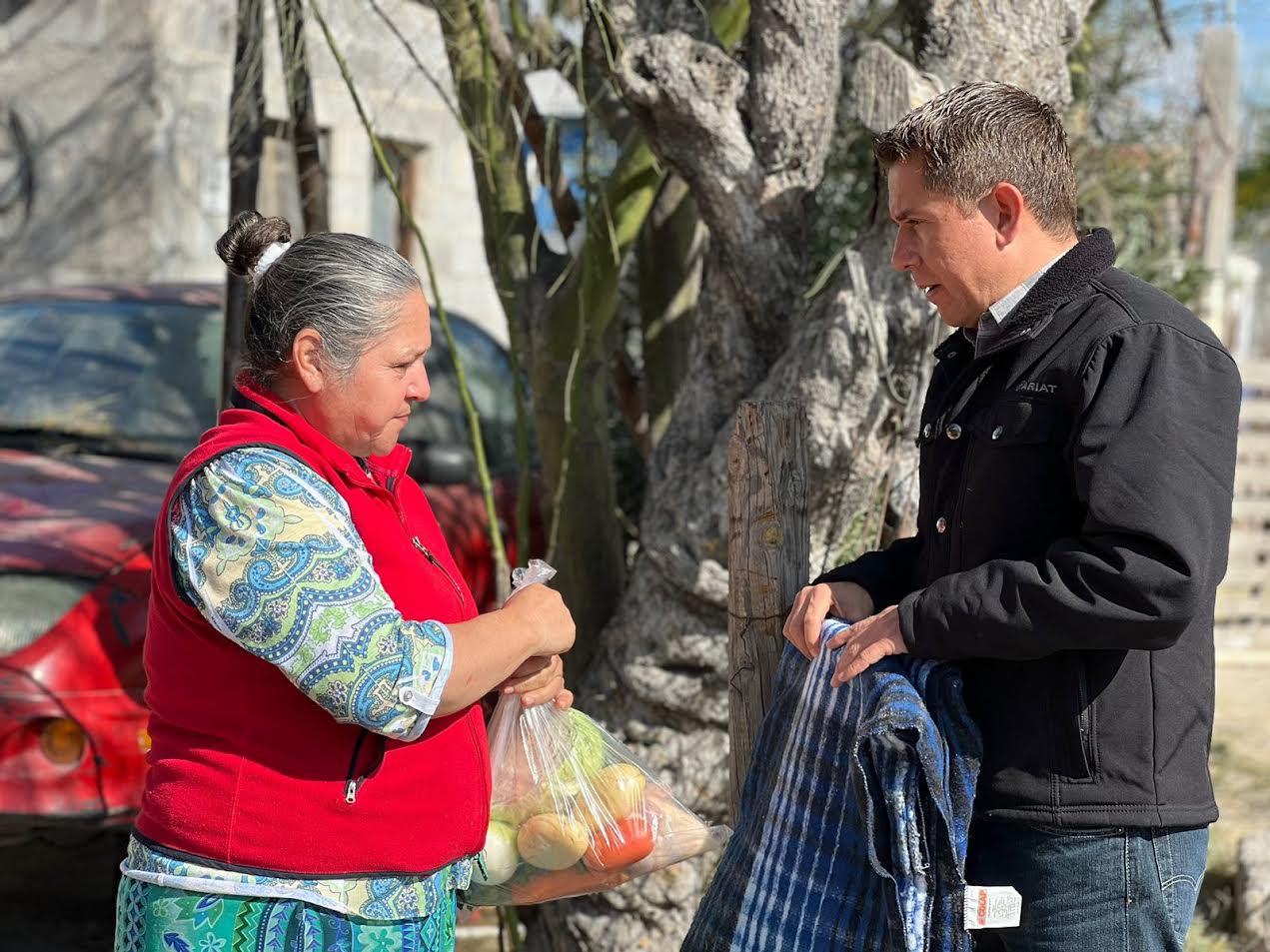 Lleva Hugo alimentos nutritivos a familias