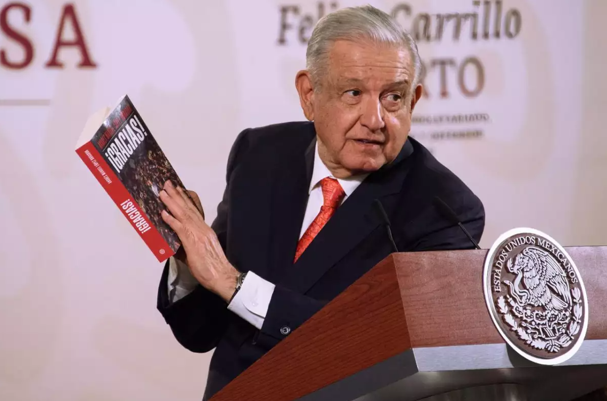 Asegura AMLO que pidieron a Peña Nieto impulsar al comediante Eugenio Derbez en su contra