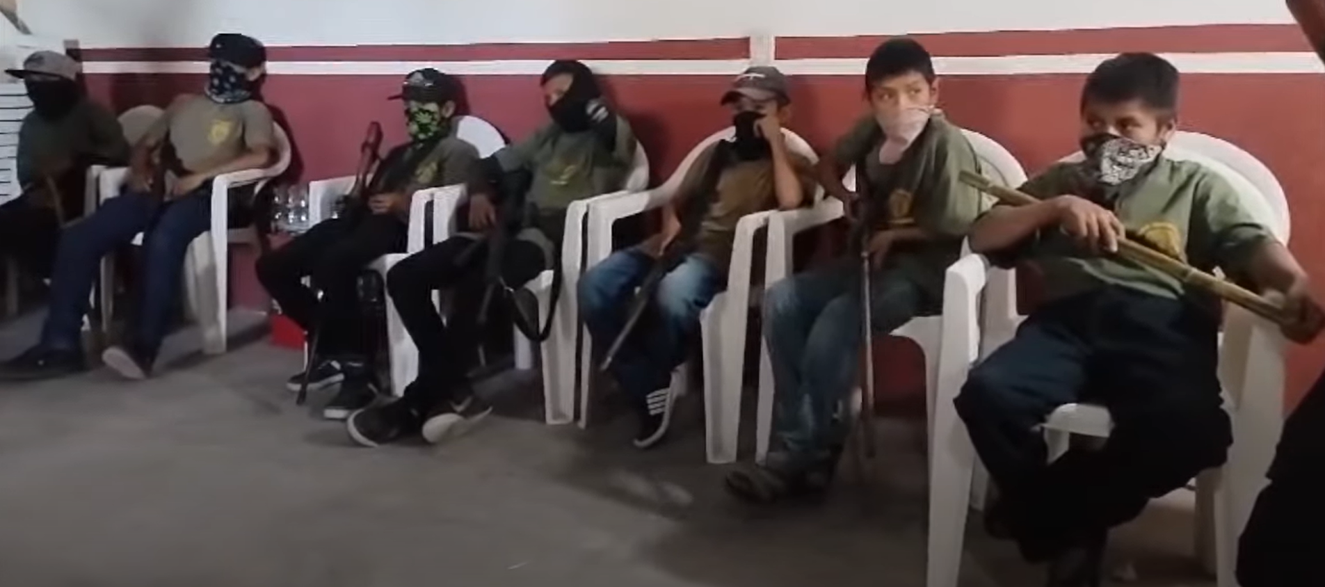 Rechazan despensas y advierten que seguirán armando a niños