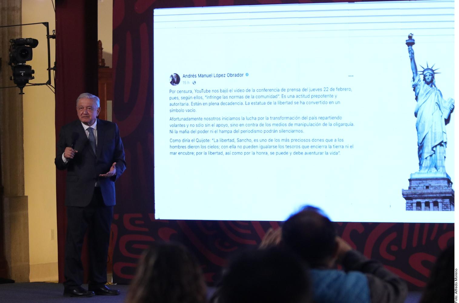AMLO mostró otra vez la carta de la periodista de The New York Times, pero en esta ocasión tapó el número