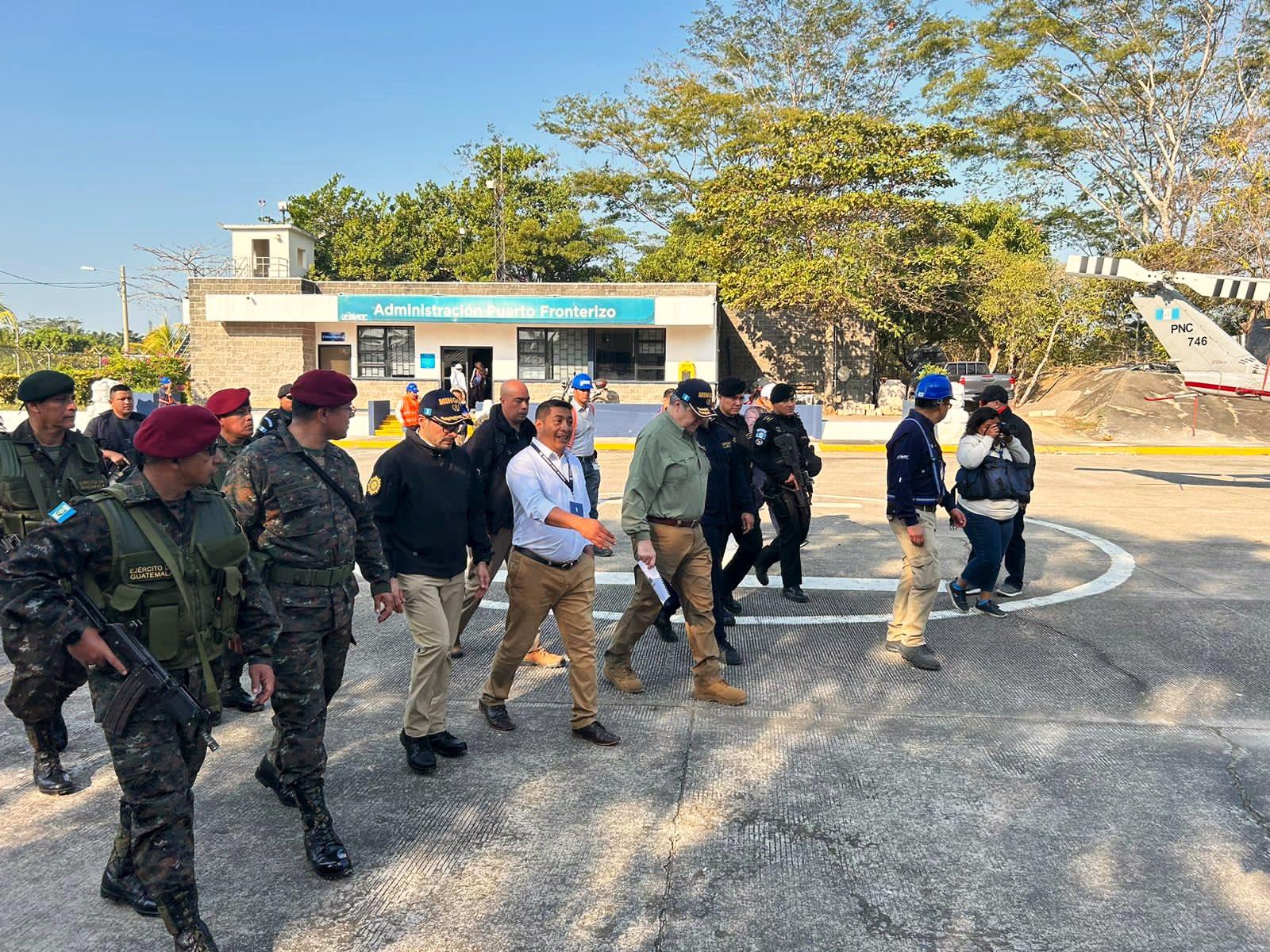 Guatemala envía a la frontera con Chiapas a 5 mil soldados para combatir a cárteles; México sólo despliega a 700