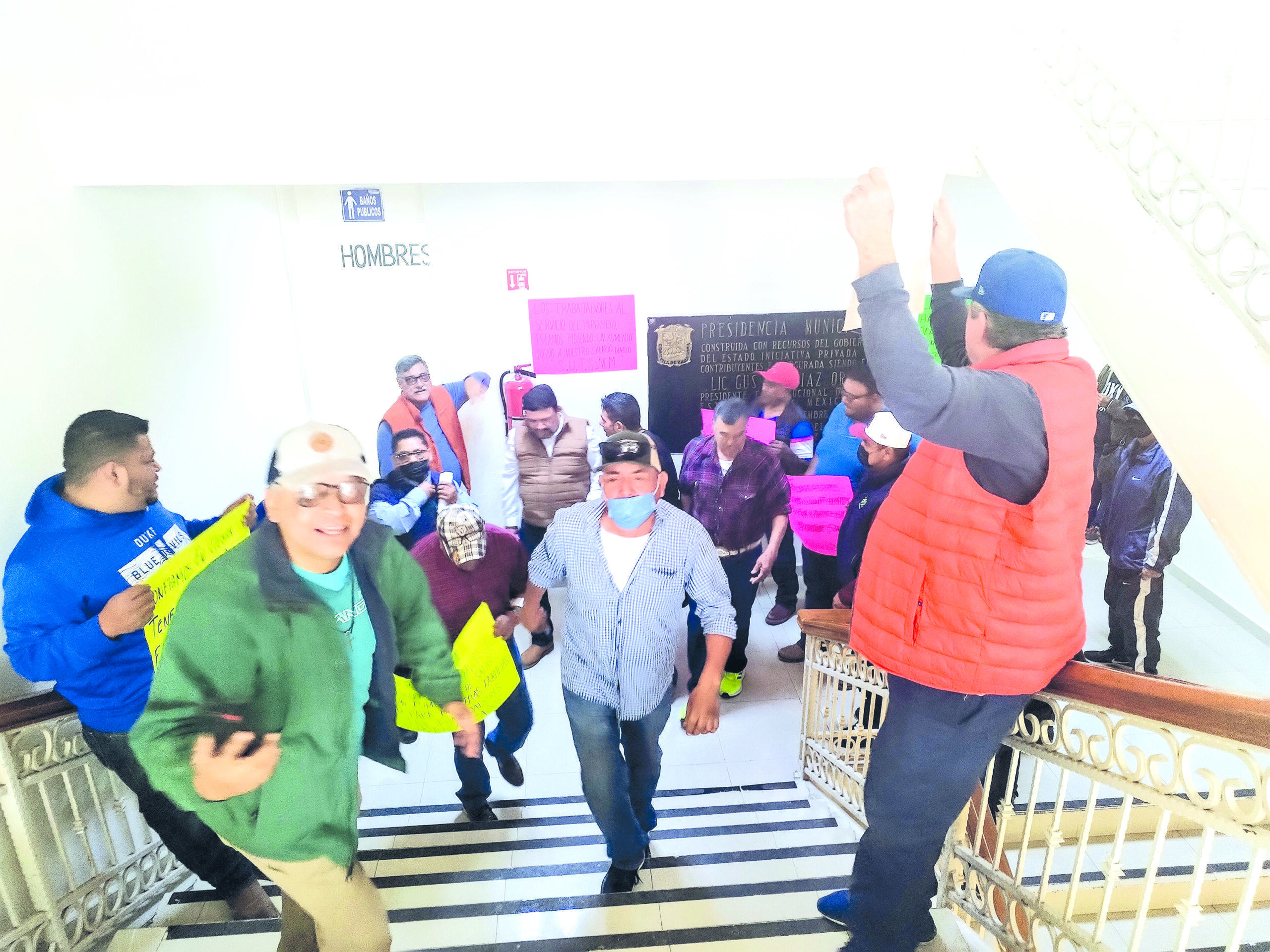 Piden burócratas 15 % de aumento