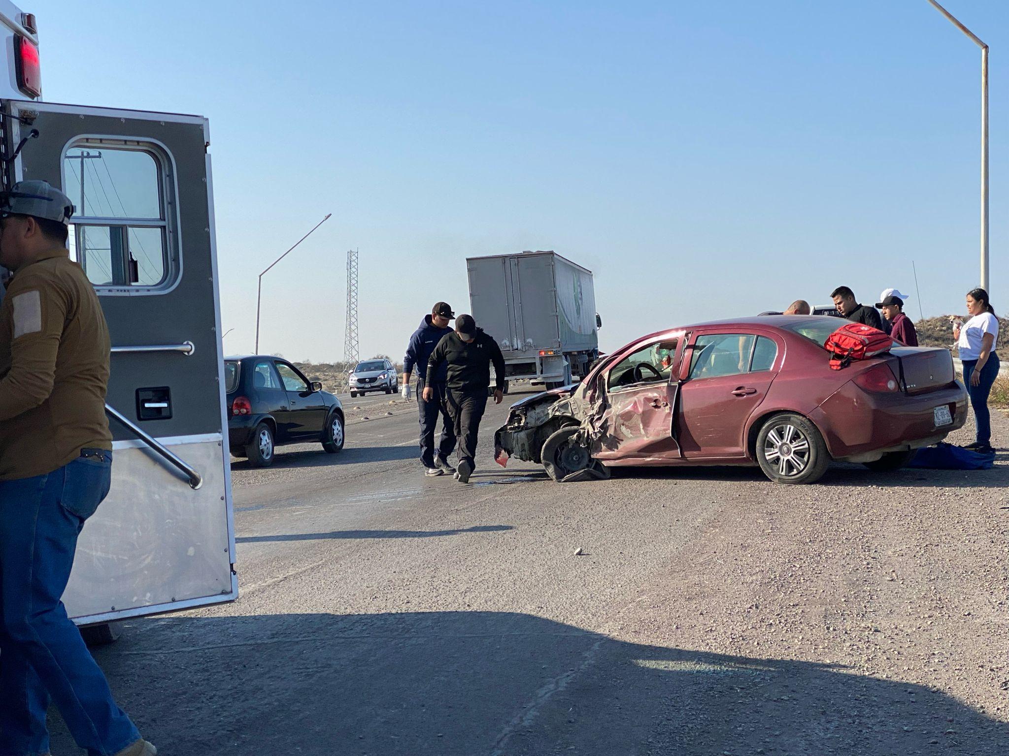 Mujer resulta herida tras impactarse contra tráiler