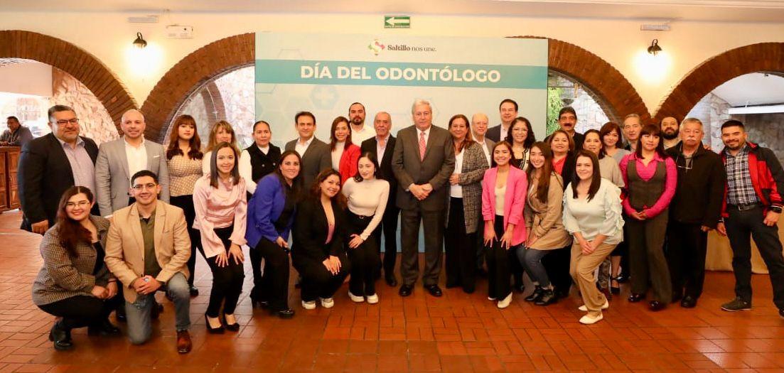 Reconoce Fraustro a odontólogos en su día