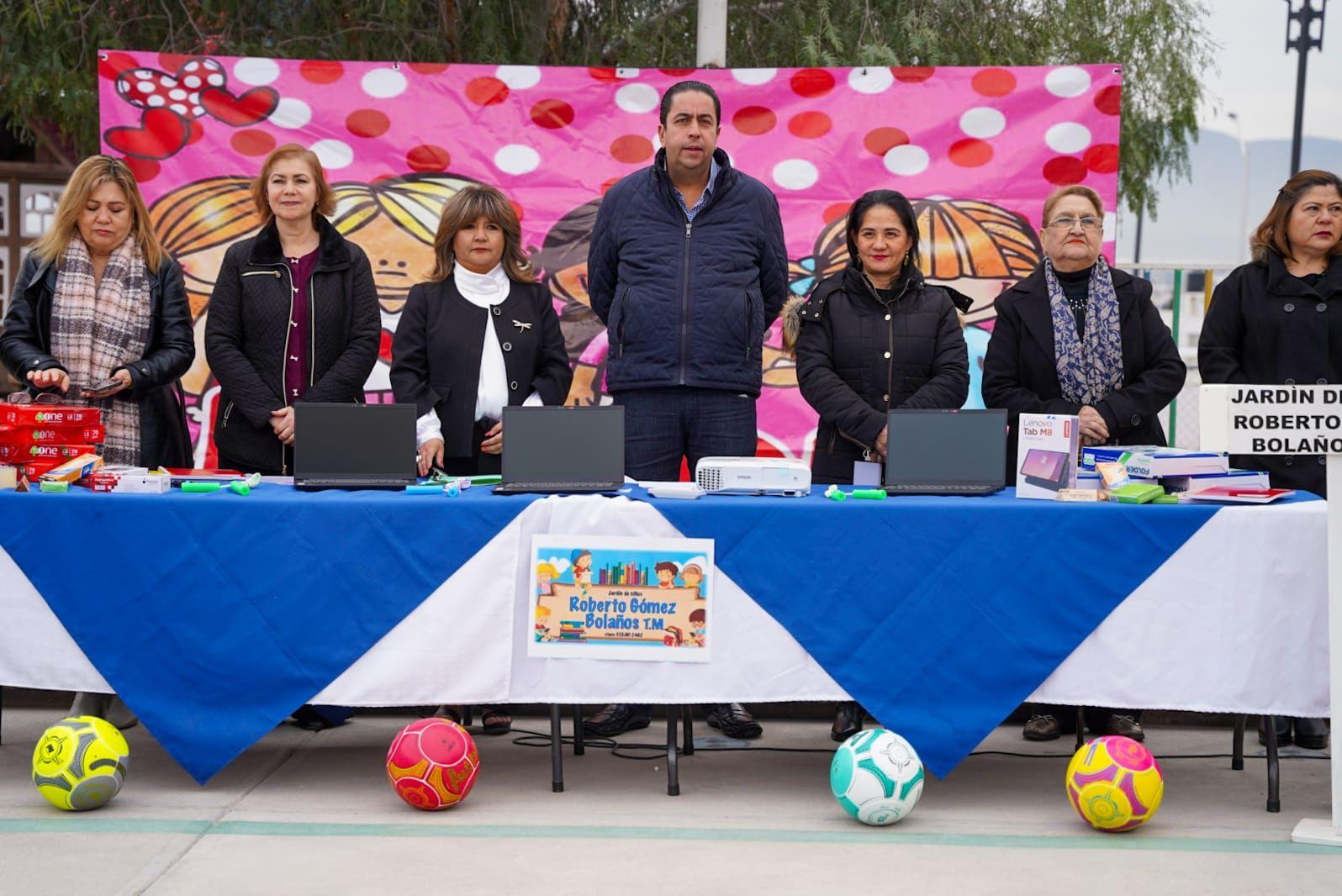 Llevan apoyos a niños de Parajes de los Pinos