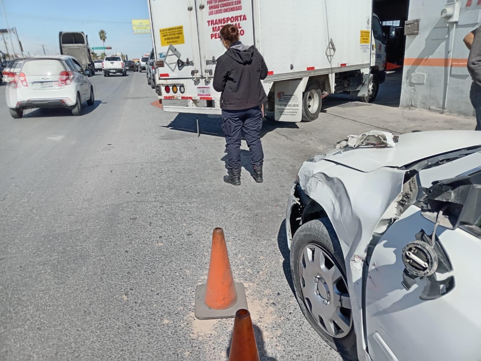 Invade despistado carril; causa choque