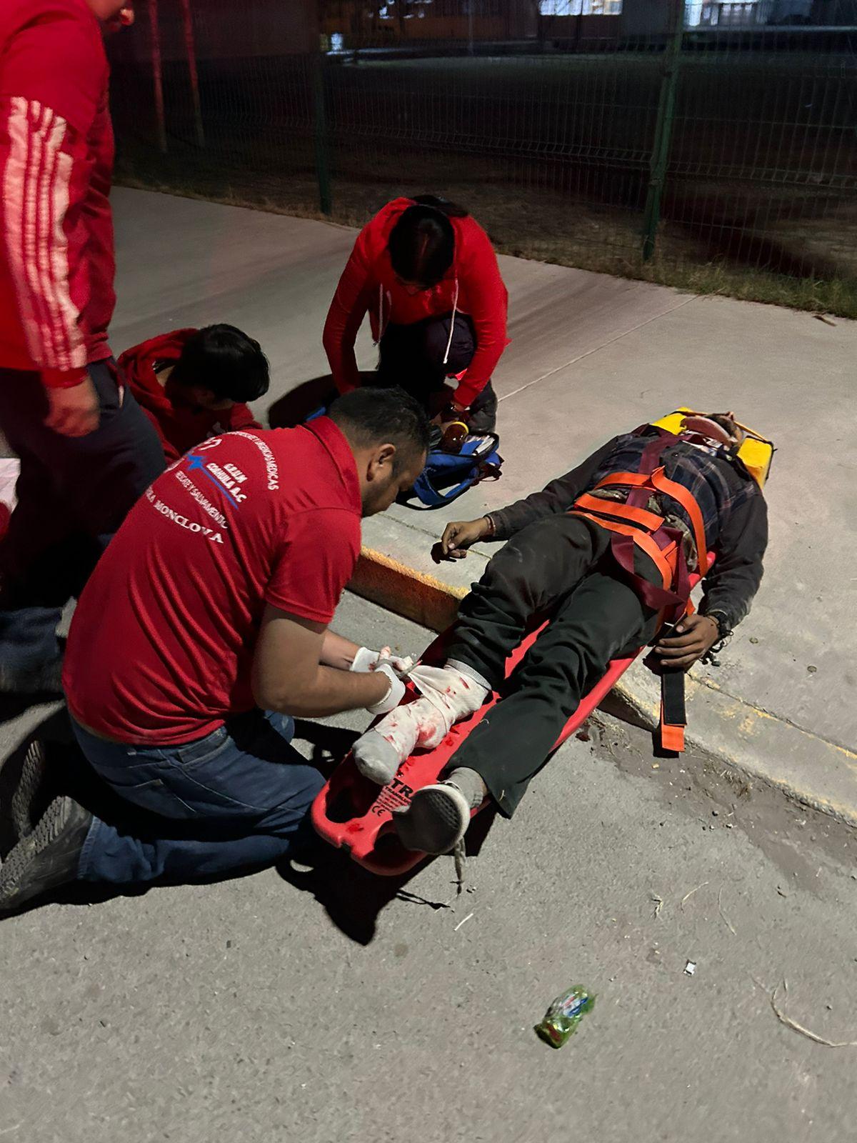 Dramática volcadura arroja hombre herido
