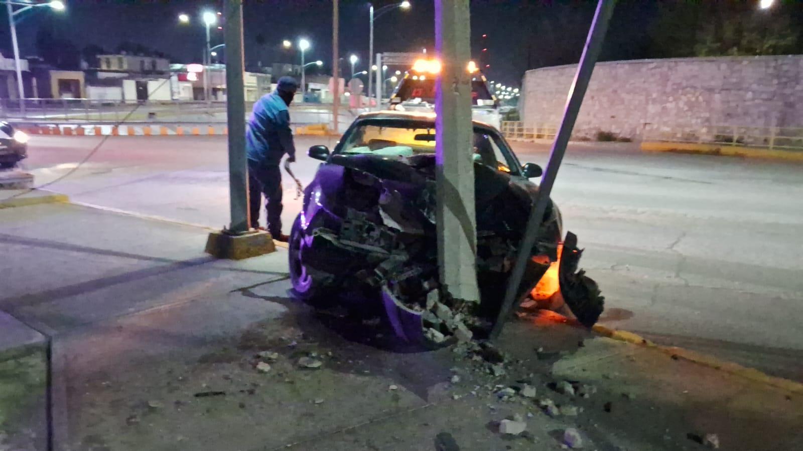 Choca su Mustang contra poste de CFE