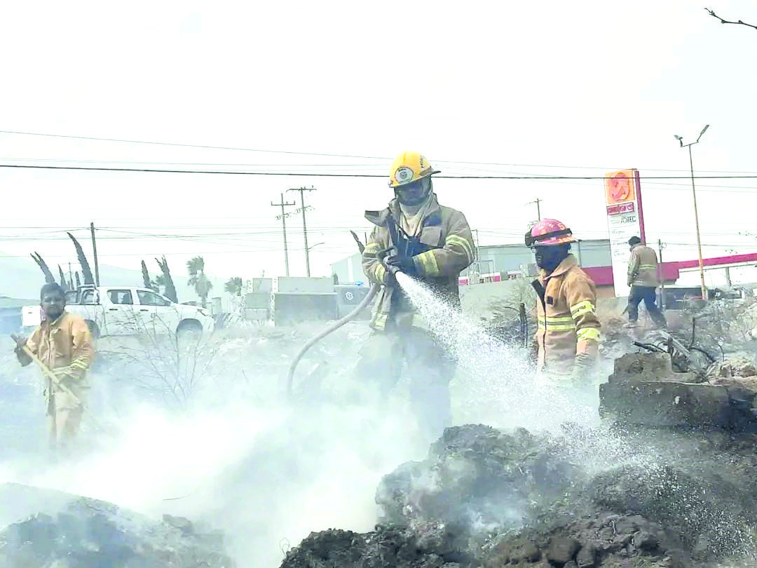 Aterroriza incendio en los límites con Castaños