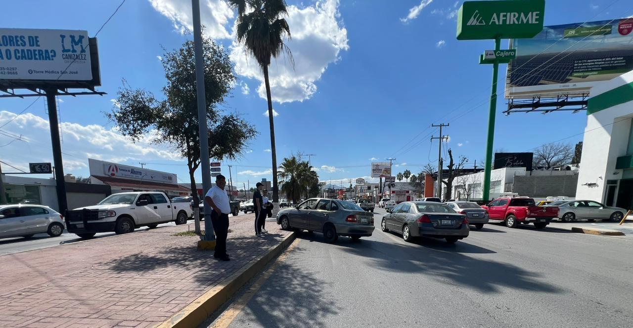 Termina alocada carrera encima de un camellón