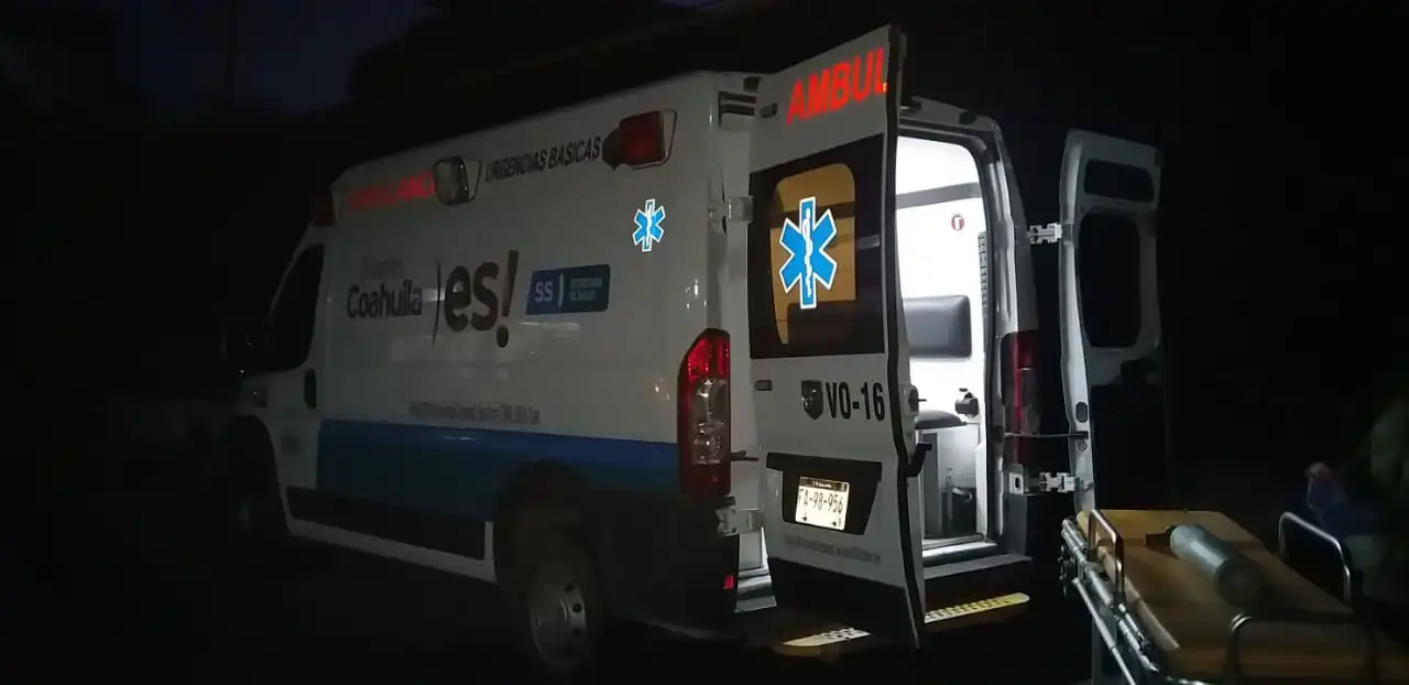 Pide “prestada” ambulancia y traslada a paciente al hospital