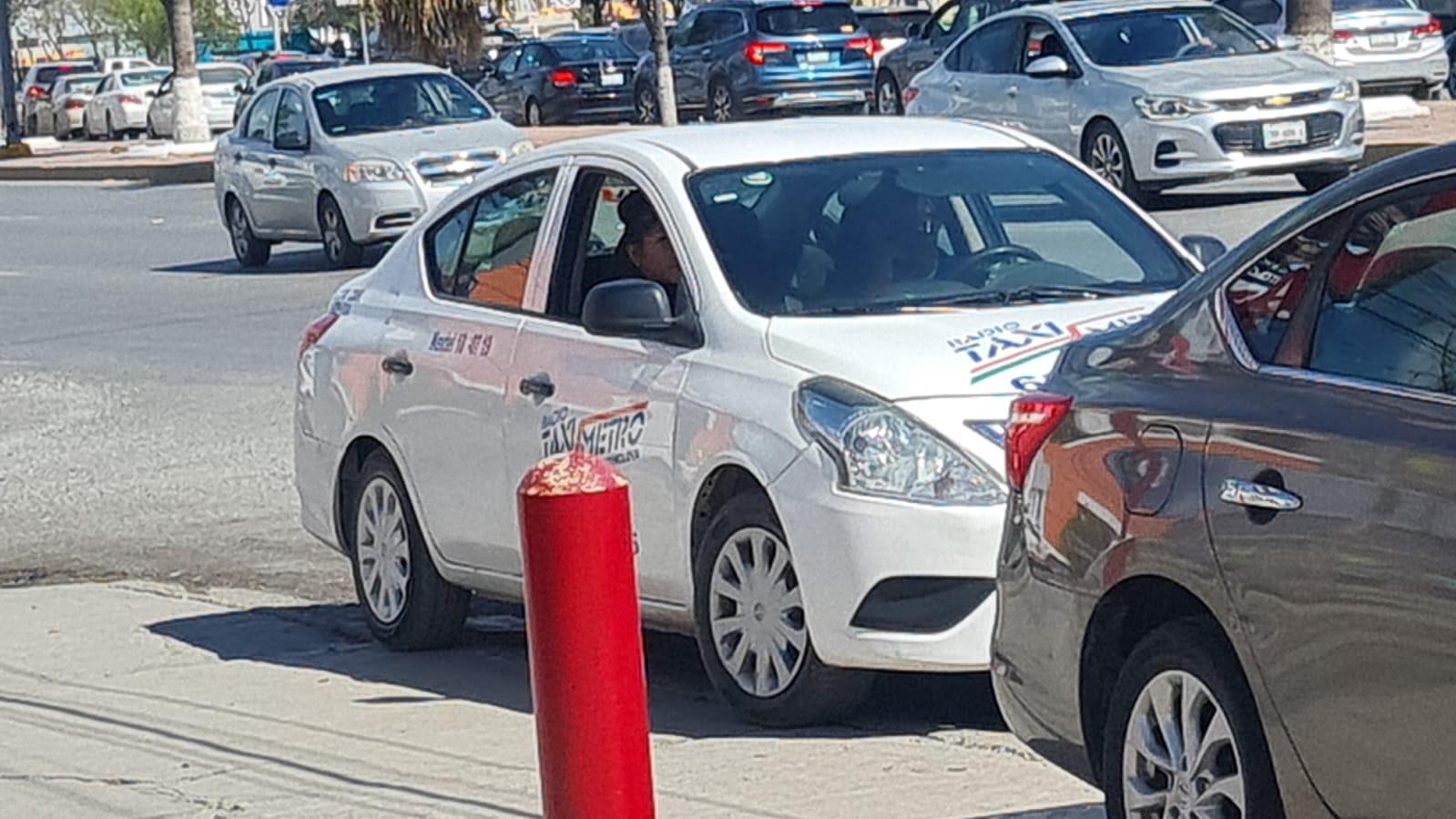 Por acelerado se impacta taxista