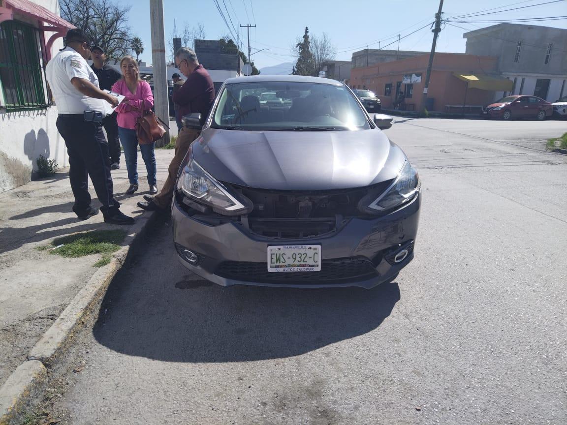 Descuidado conductor se pasa alto y colisiona