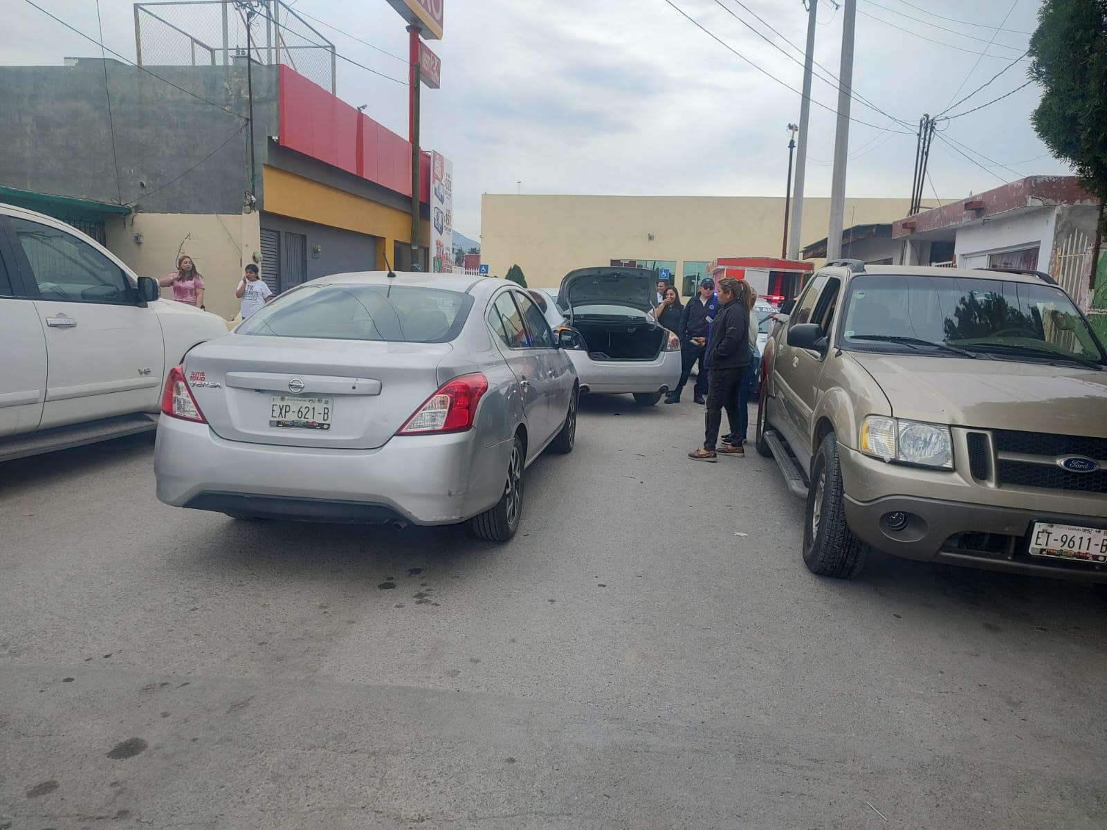 Arroja daños materiales choque entre dos autos