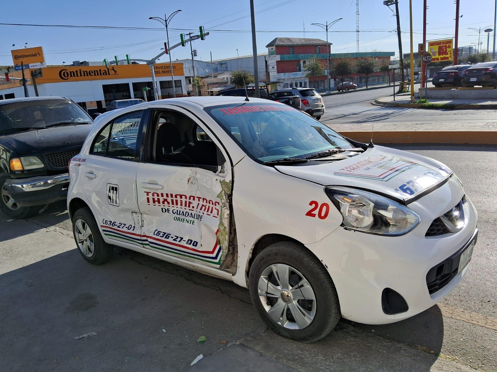 Apresurado taxista provoca accidente