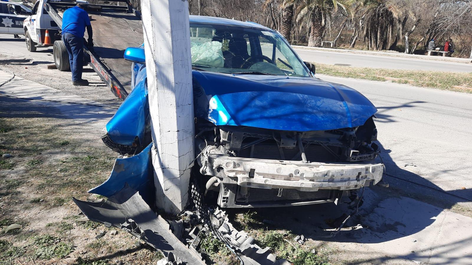 Golpea camioneta auto y va a dar contra poste