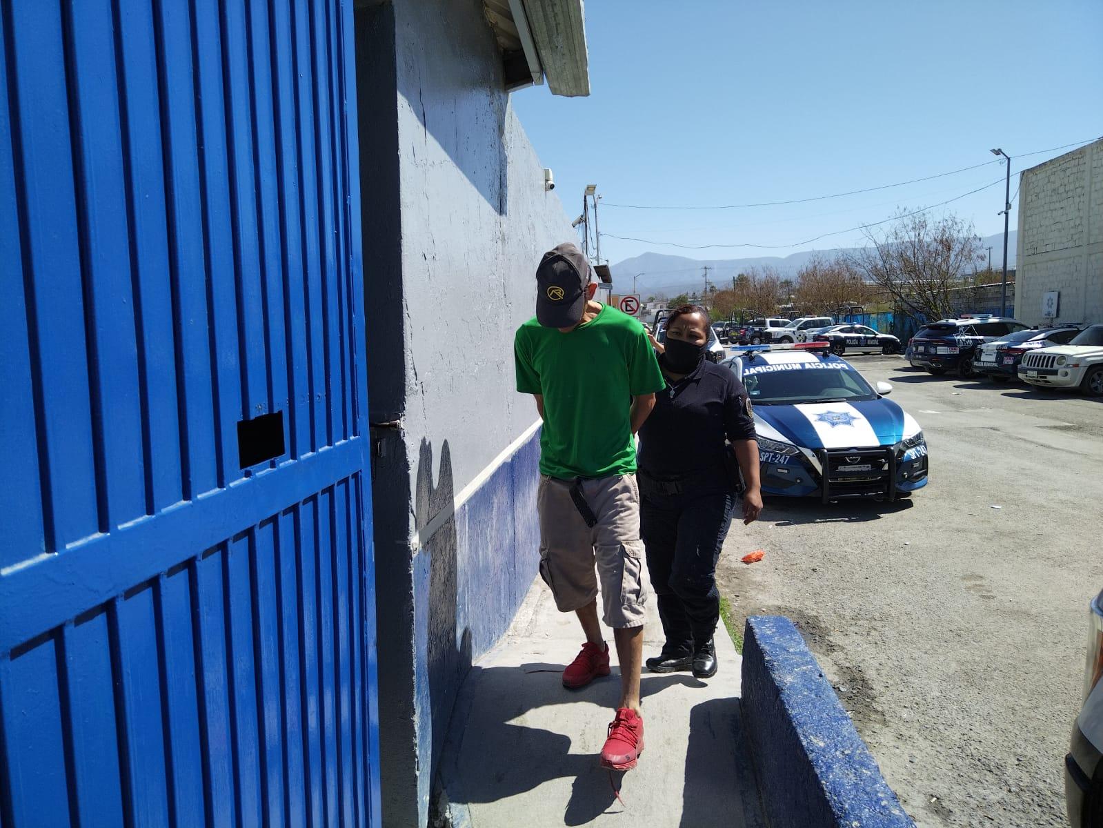 Golpeó a su pareja frente a los niños