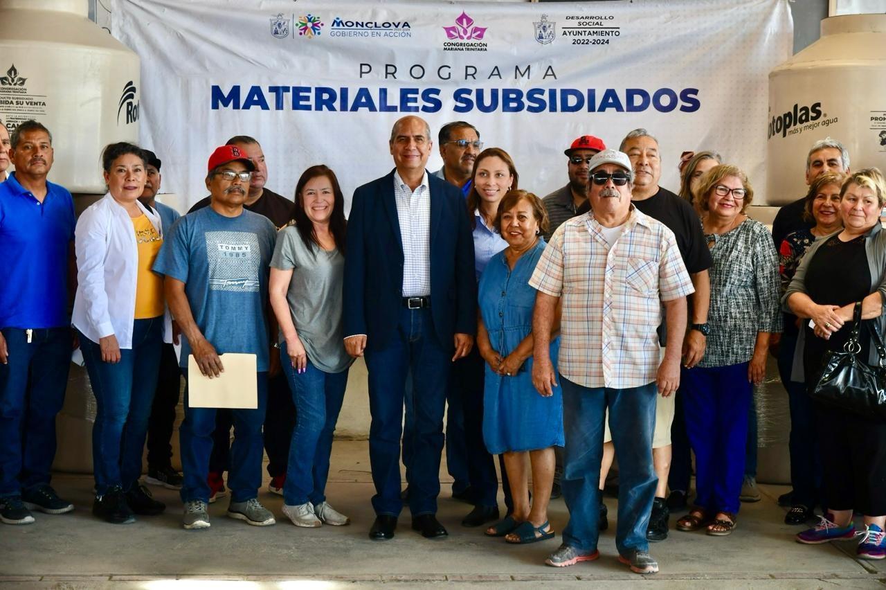 Entrega Monclova tinacos subsidiados