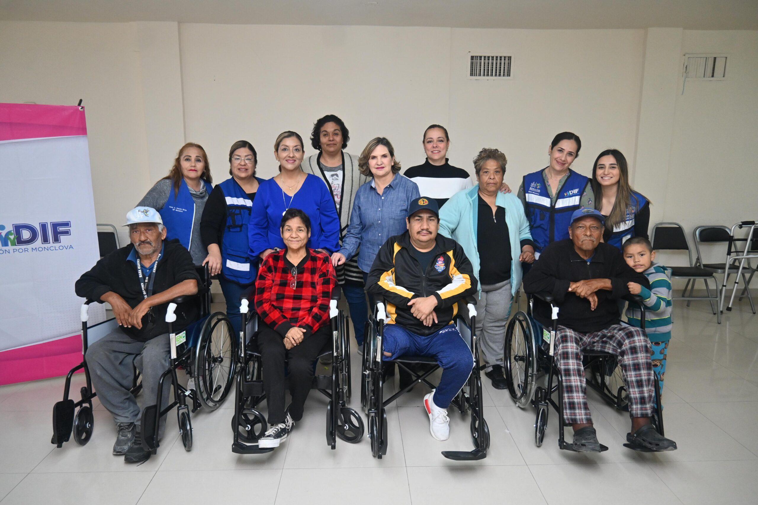 Entrega DIF Monclova cuatro sillas de ruedas