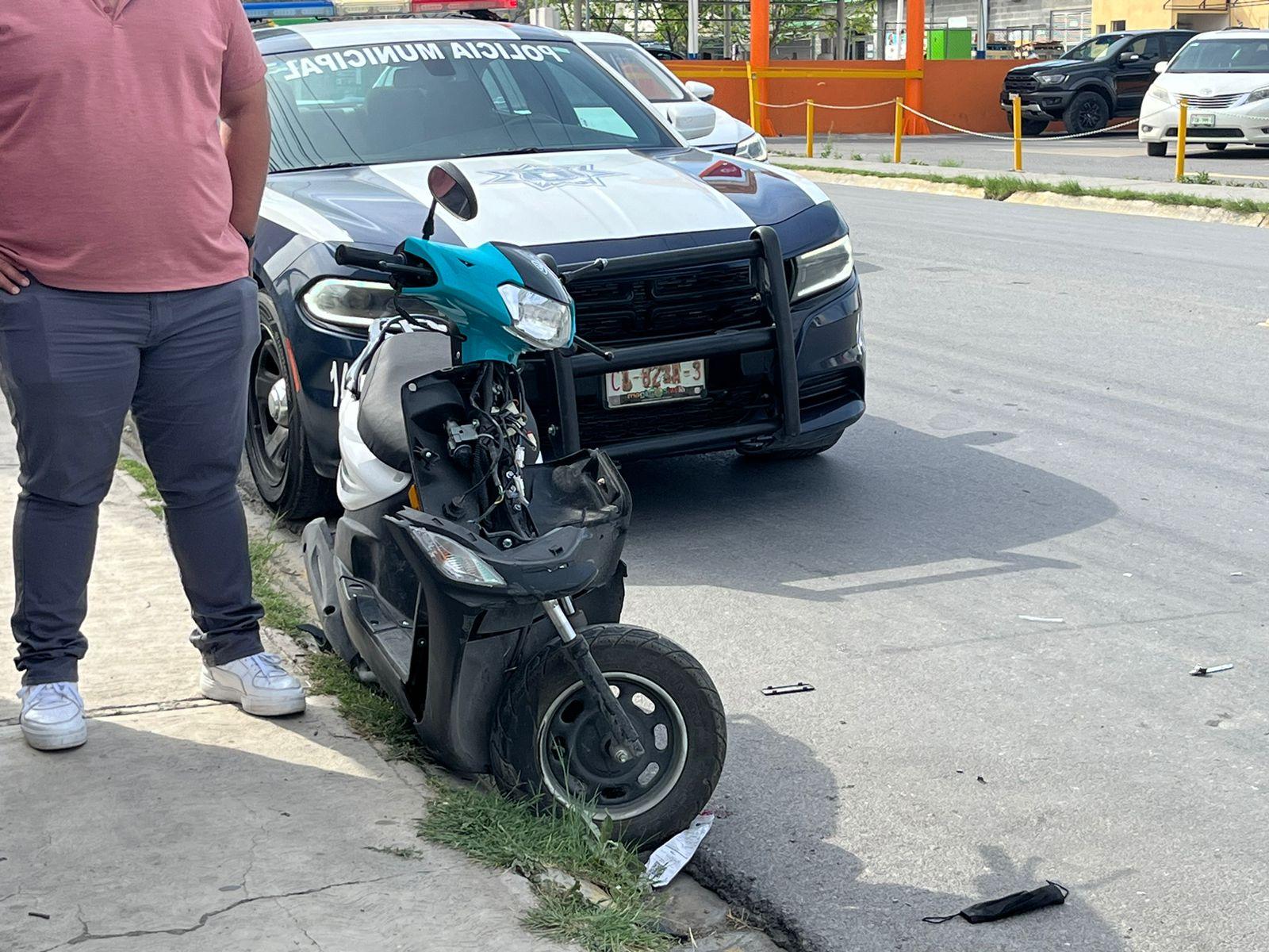 Estampa su moto contra camioneta