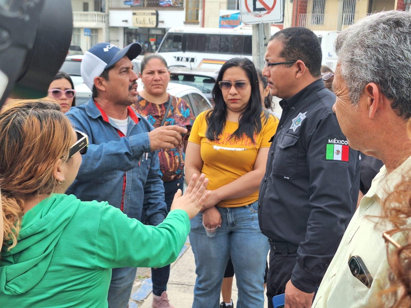 Sitian padres escuela protestan contra…niño