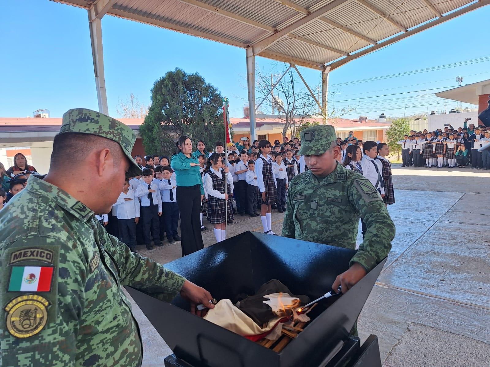Realizan ceremonia de incineración de bandera