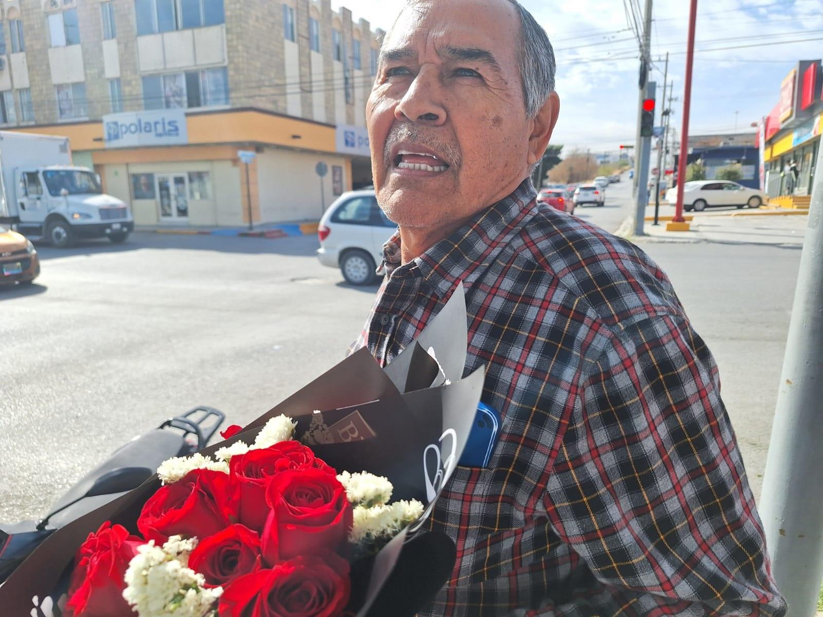 Regala Ovidio 50 rosas por medio siglo de amor