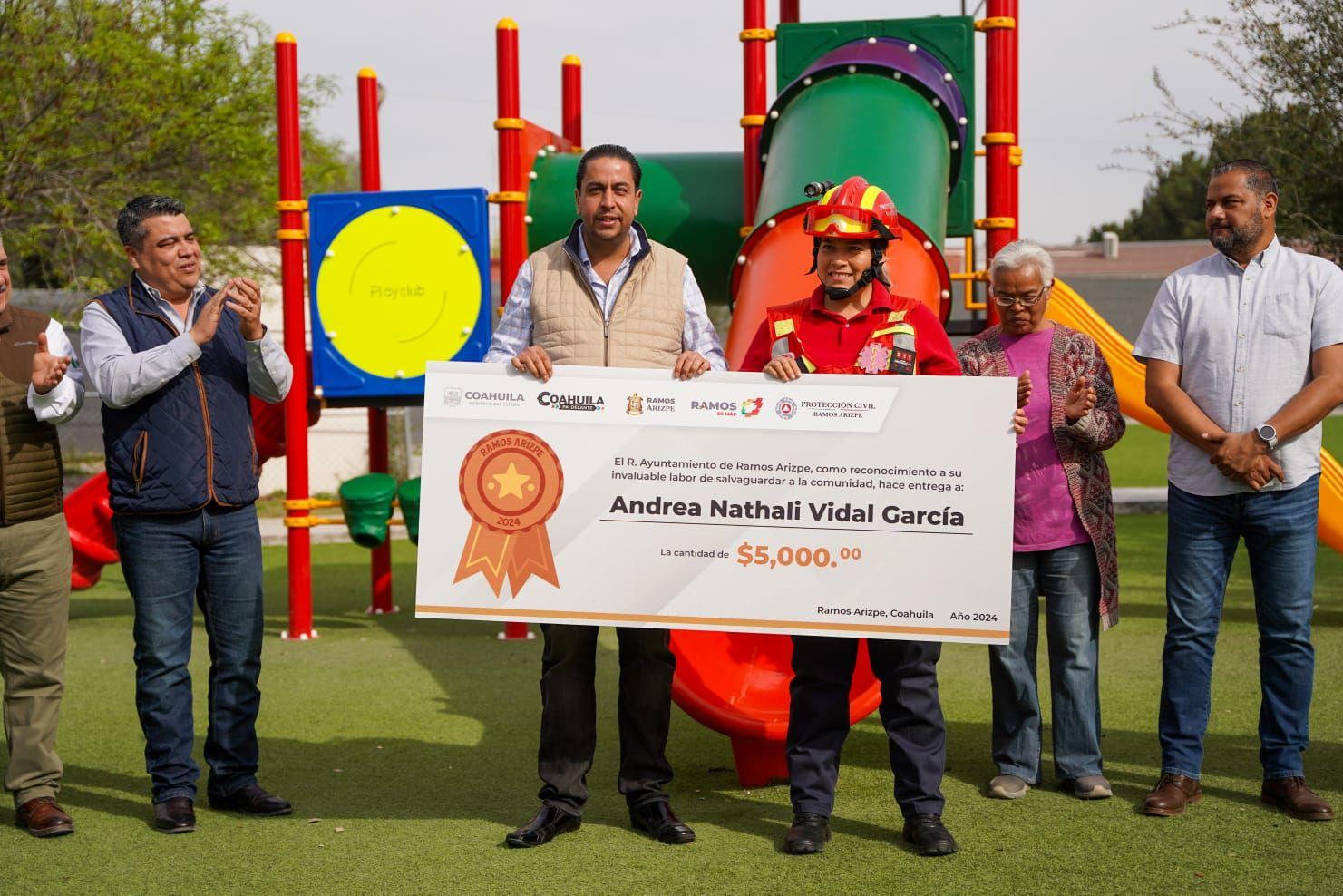 Reconoce alcalde a paramédicos héroes
