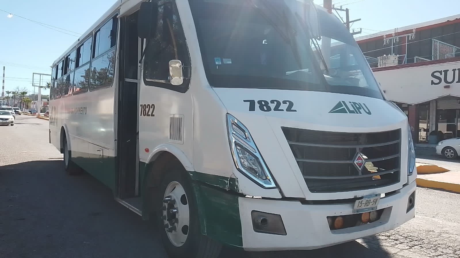 Protagoniza choque camión de personal