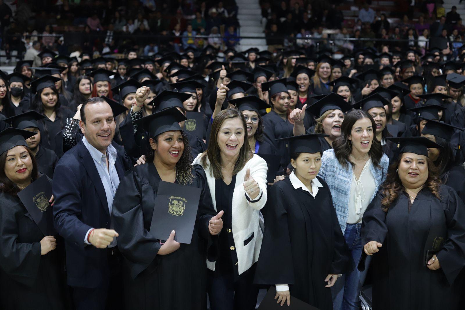 Se gradúan 234 mujeres de Preparatoria en Parras