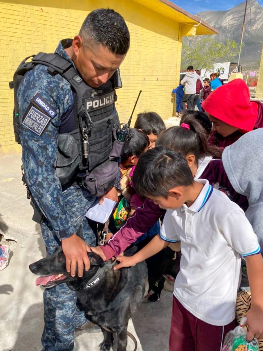 Perros policías visitan primaria