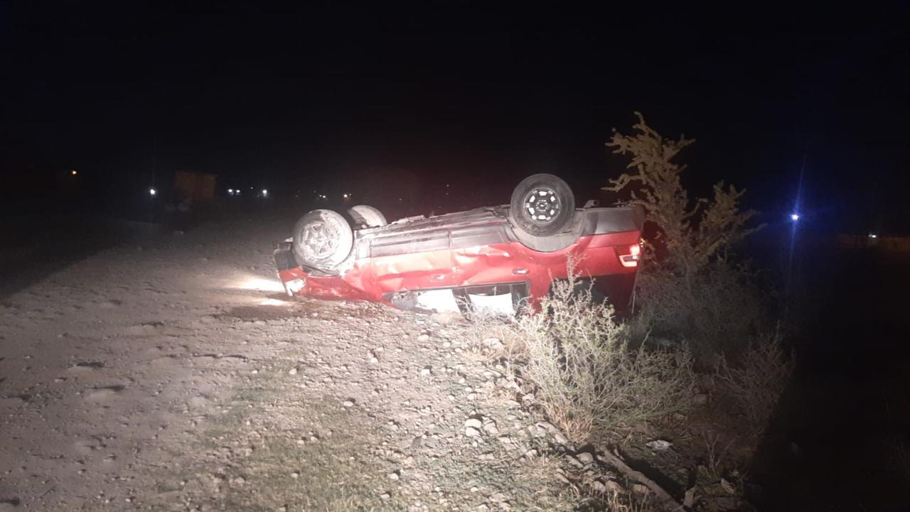 “Roba” camioneta a su mamá y vuelca