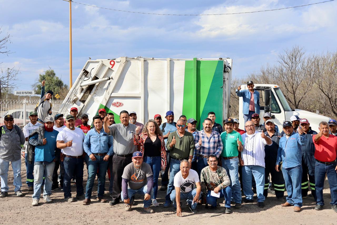 Festeja Sabinas a 33 empleados municipales