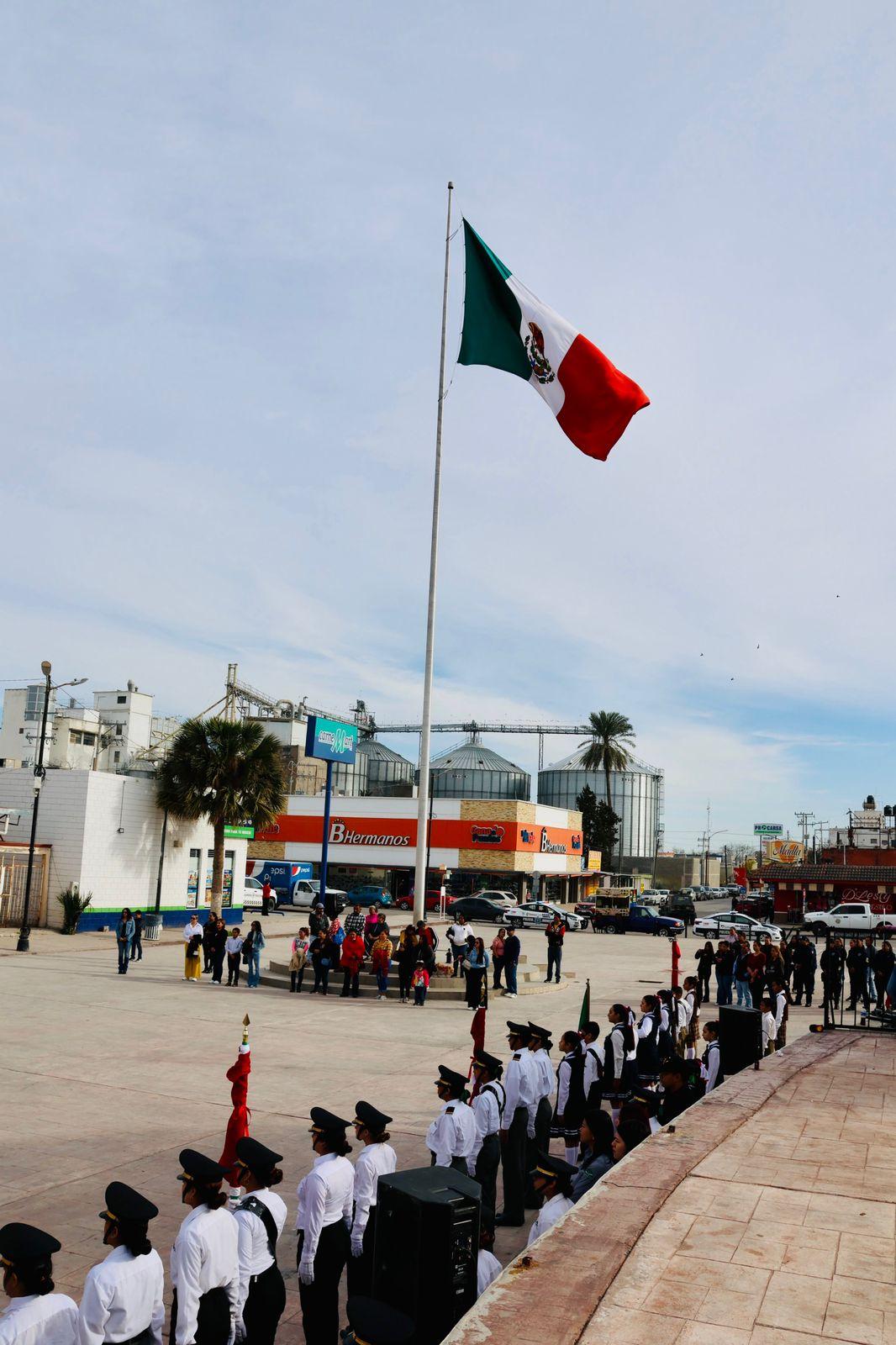 Rinden honores a la bandera en Sabinas