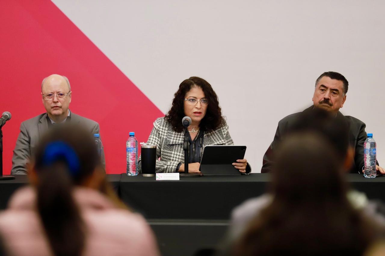 Capacitan estudiantes en Jornada de Odontología