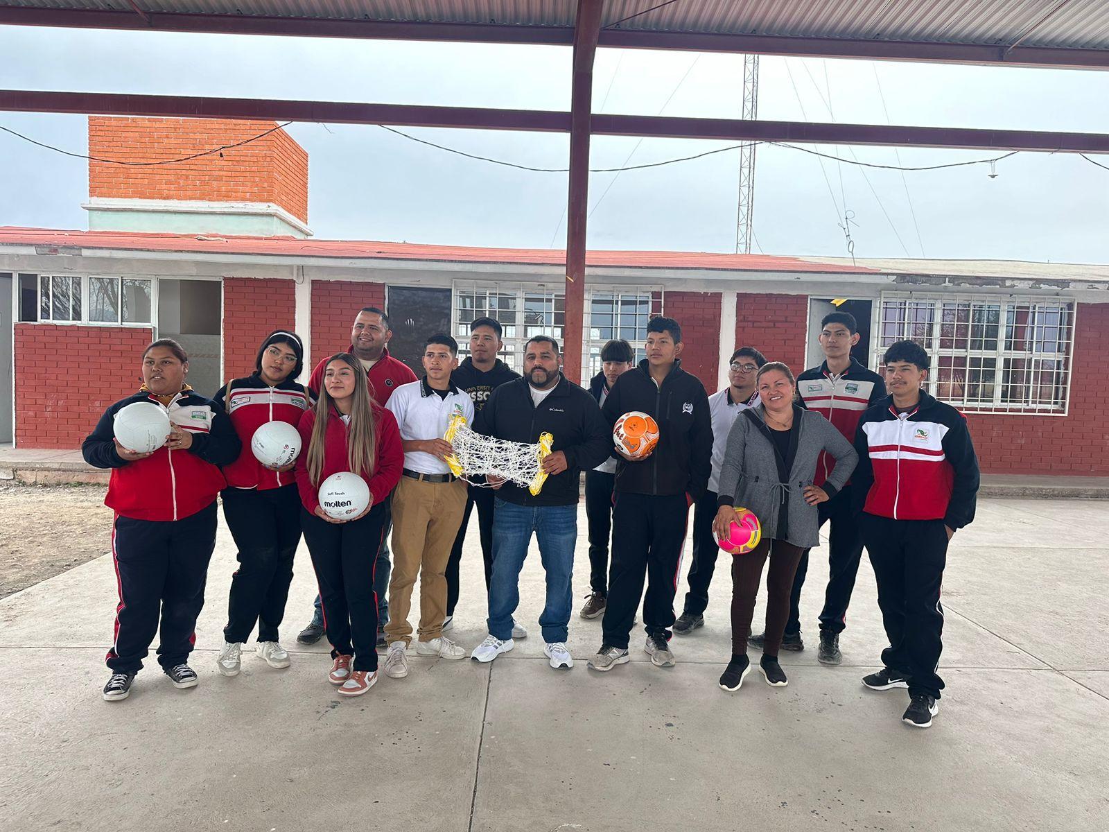 Donan equipo deportivo a alumnos de San Buena
