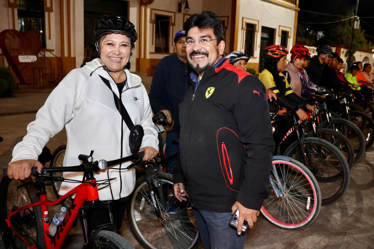 Retoma Sabinas paseo nocturno en bicicleta
