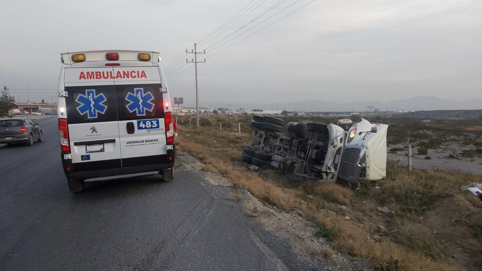 Vuelca tráiler por evitar chocar con auto compacto
