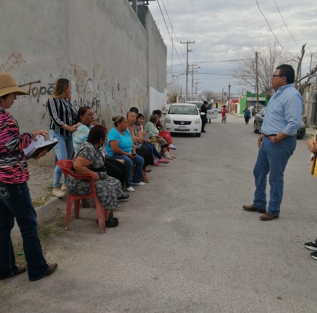 Escucha Piña a vecinos de la Diana Laura y de la Elsa