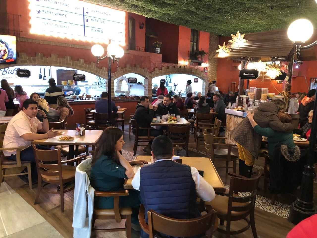 Saturan restaurantes amigos y enamorados