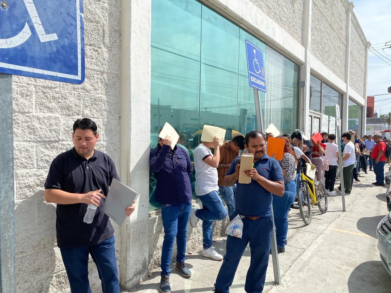 Rebasan récord 500 buscadores de empleo
