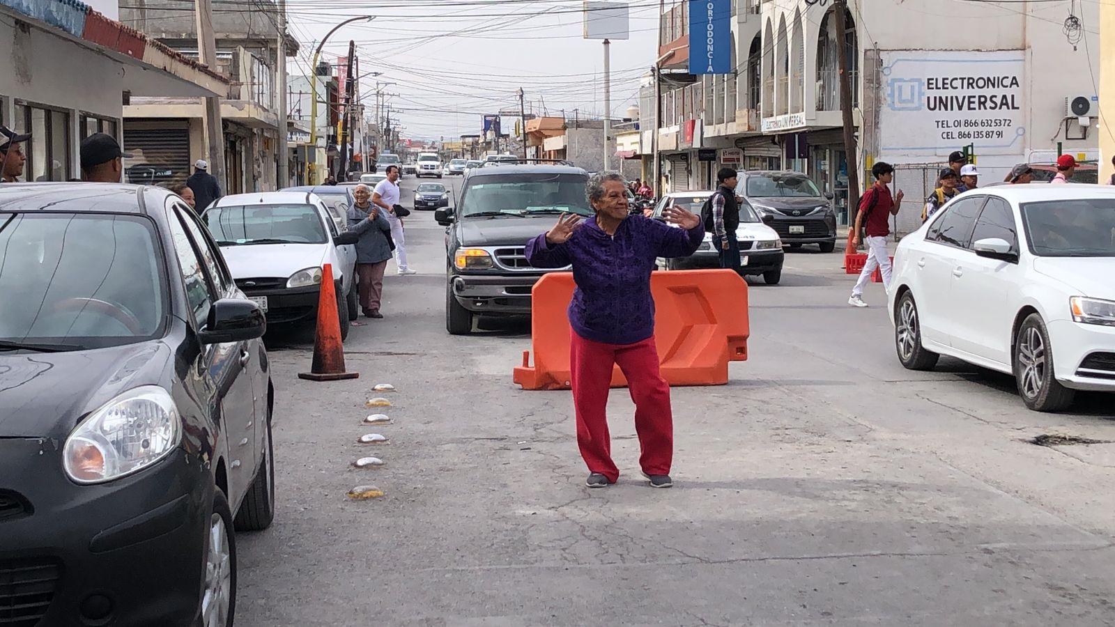 Se distrae de largas filas mientras baila