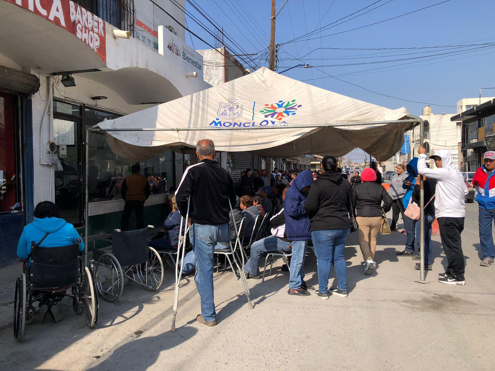 Pernoctan afuera de Banco Bienestar