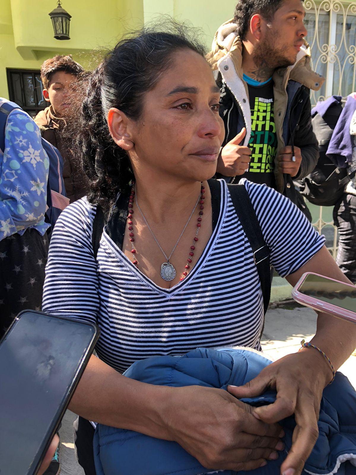 Estalla en llanto mujer migrante