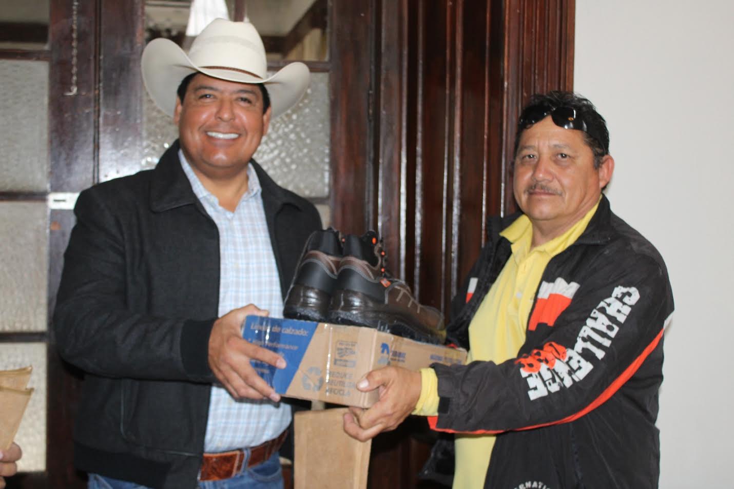 Entrega Alcalde equipo a personal de Alumbrado