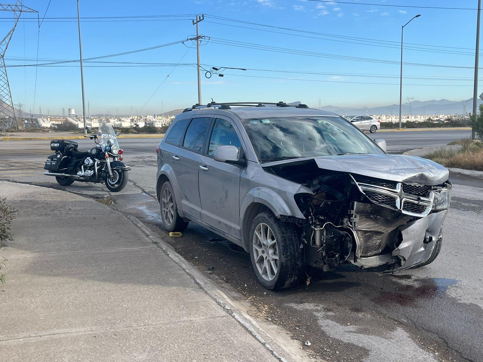 Mujer ocasiona fuerte accidente