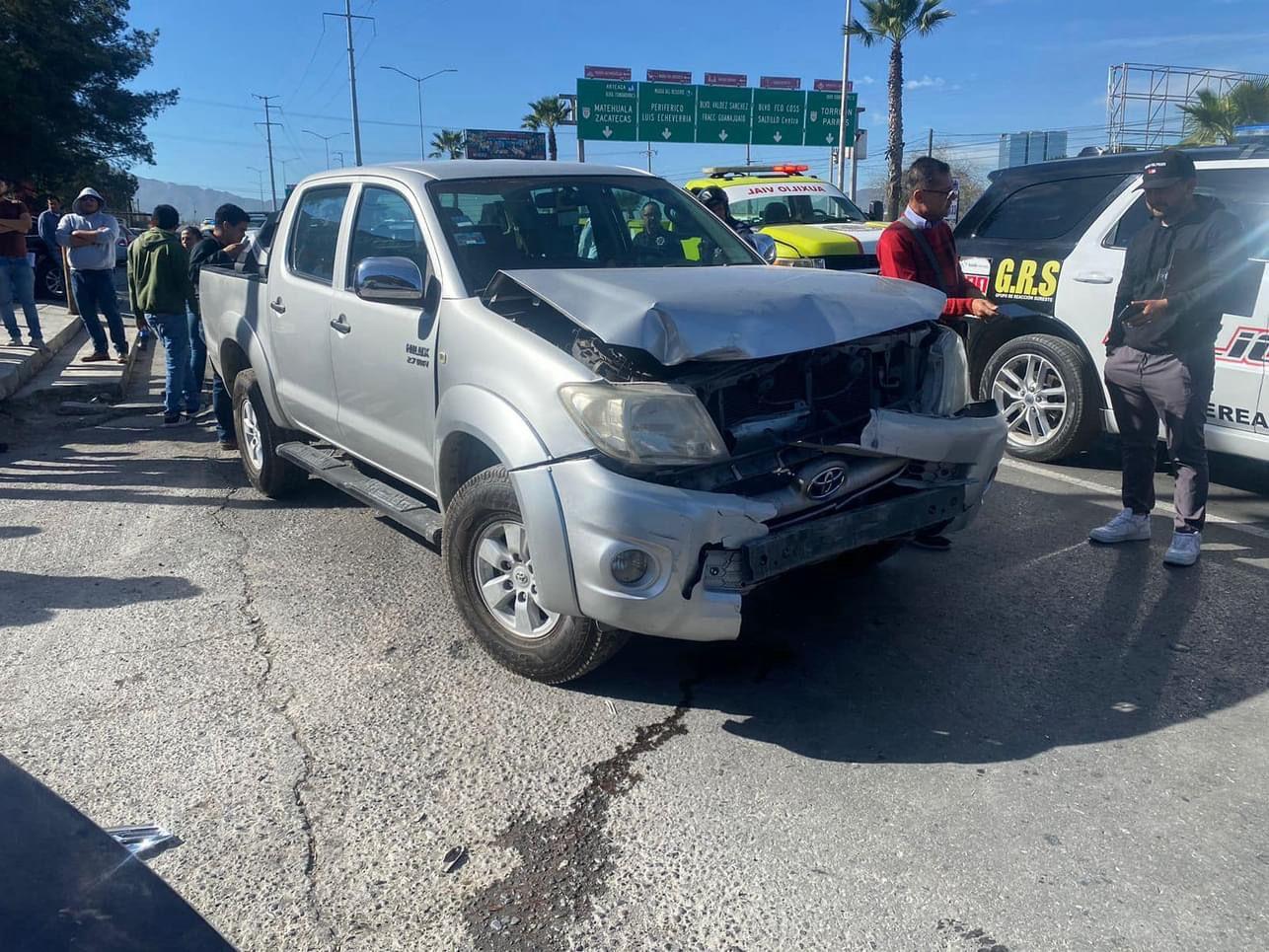 Se pasa la luz roja y provoca choque