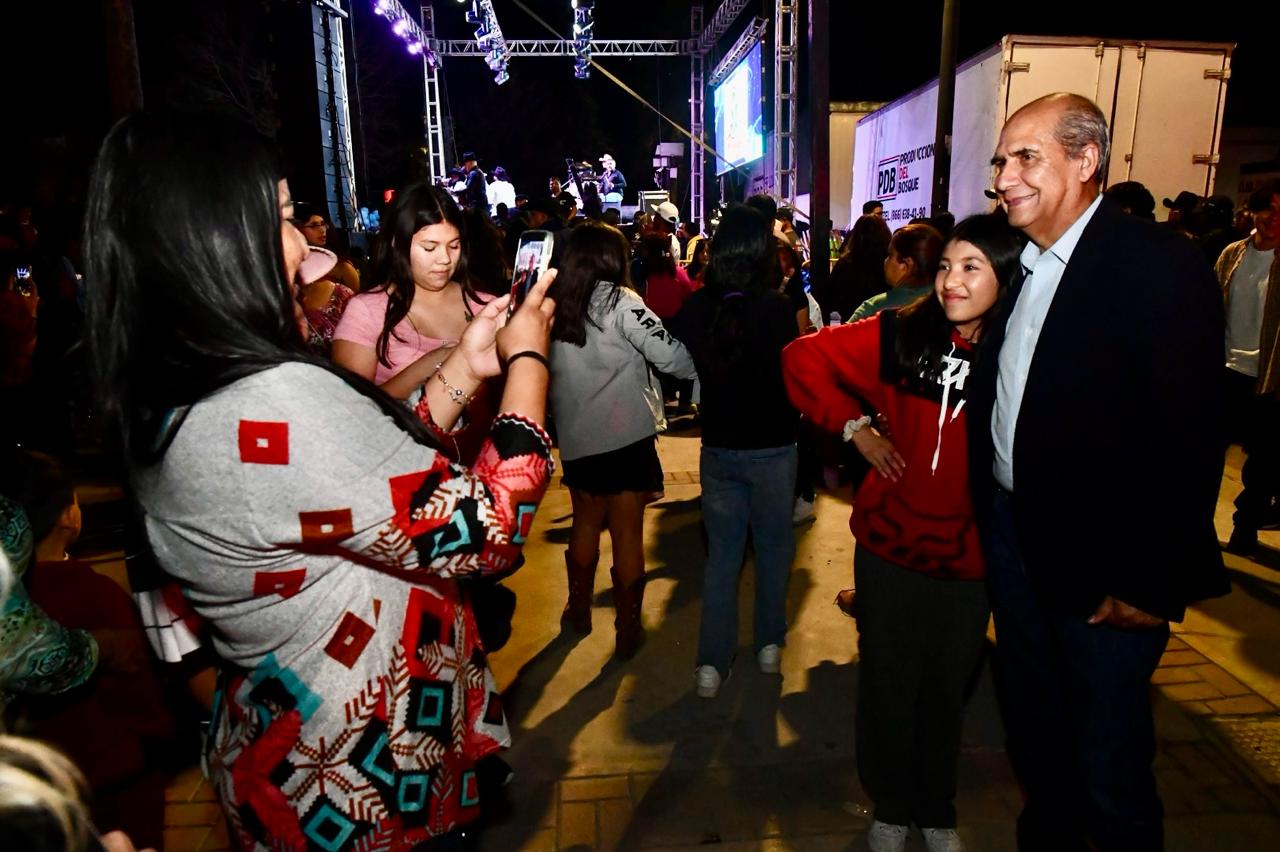 Se une el Alcalde a fiesta de Marely