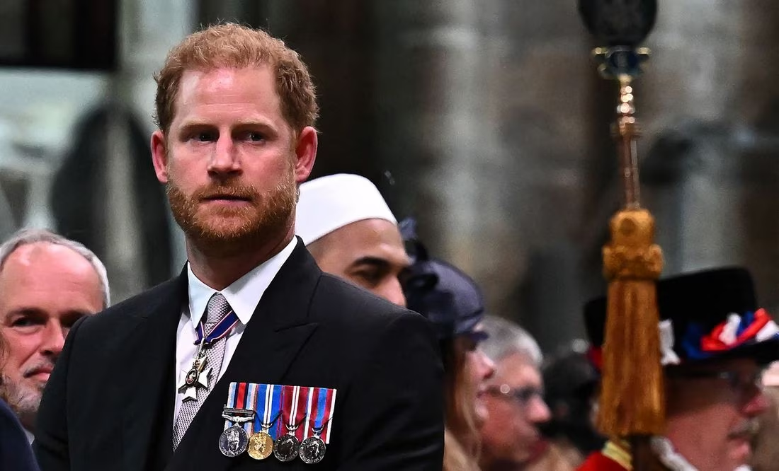 El príncipe Harry llega a Londres para visitar a su padre el rey Carlos III tras su diagnóstico de cáncer