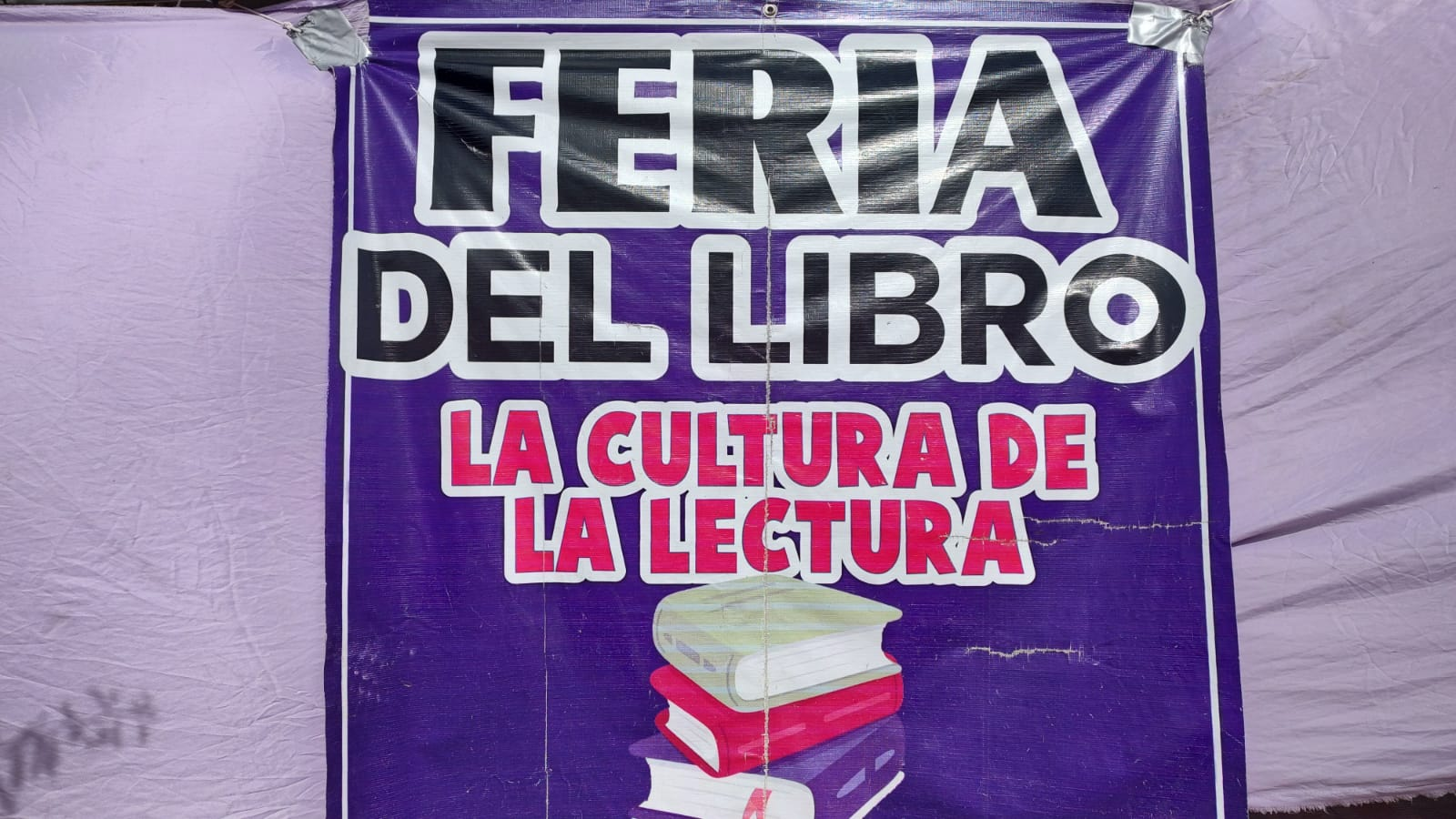 SE INSTALA FERIA DEL LIBRO EN PLAZA DE ARMAS
